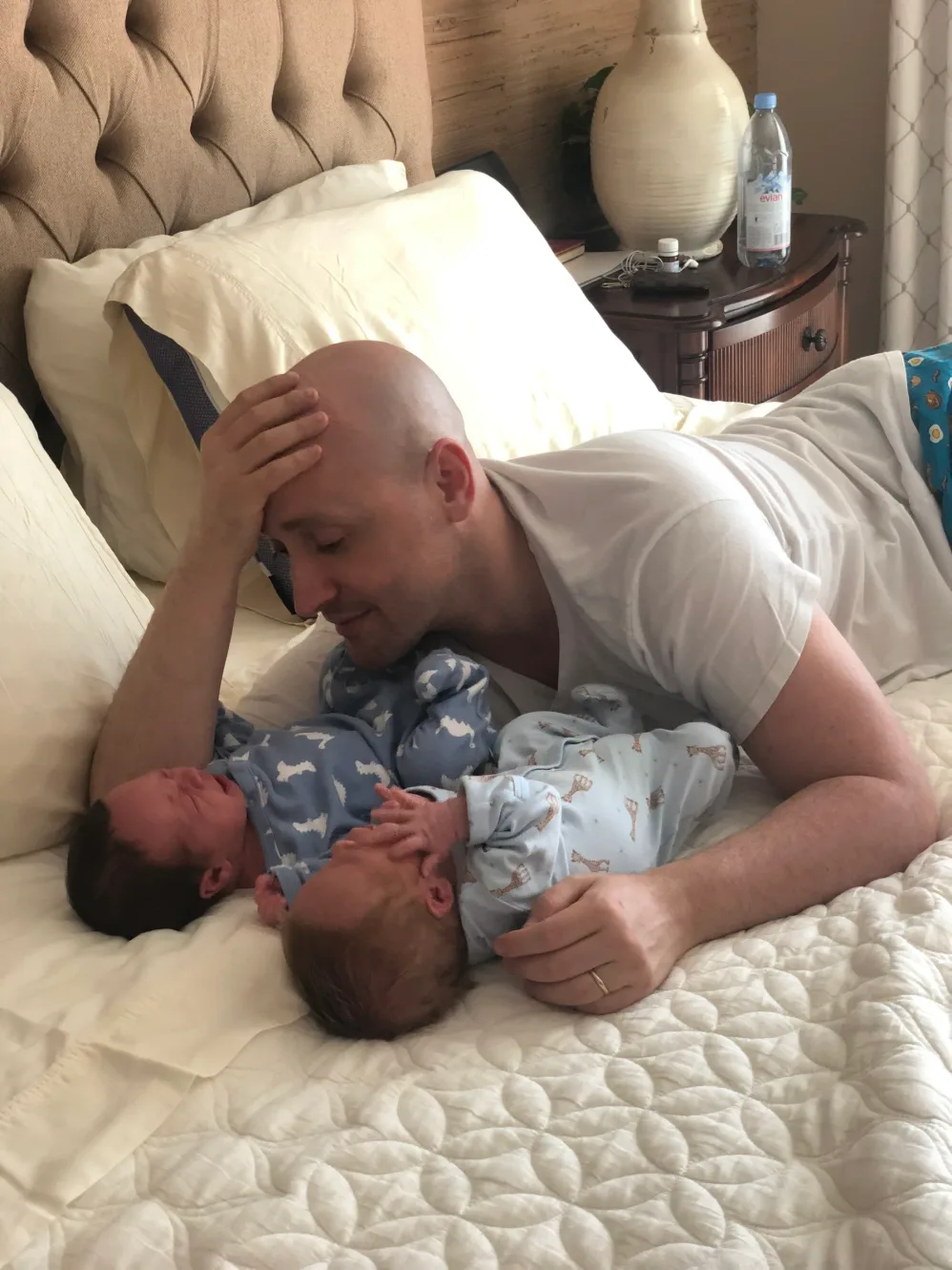 Deitado na cama com os filhos bebês