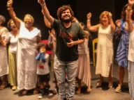 Arte do Mês Paulo Gustavo: Oficinas de formação, com turma comemorando no palco