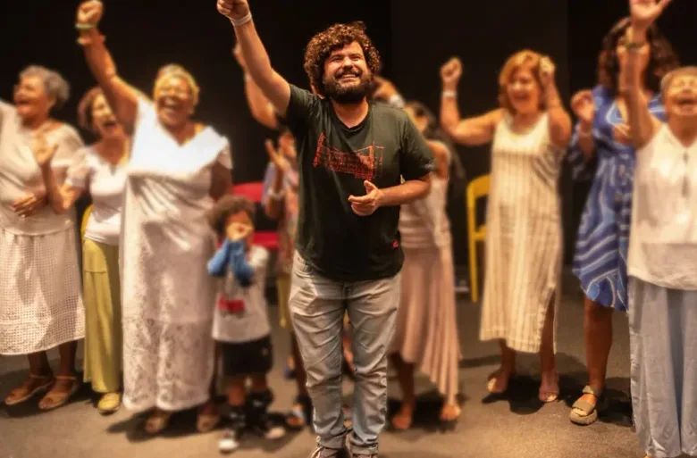 Arte do Mês Paulo Gustavo: Oficinas de formação, com turma comemorando no palco